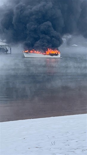 Video: A large cabin cruiser boat erupted in flames in North Carolina, Link in comments below. | FOX8