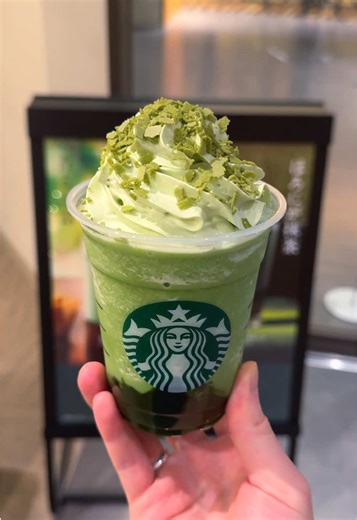 スタバ新作の玉露抹茶フラペチーノ🍵 玉露入り抹茶をベースに抹茶あんペースト、抹茶ホイップ、抹茶フィアンティーヌをトッピングした抹茶づくしのフラペチーノ！ 全体的に甘さはひかえめ、玉露のまろやかさと上質な香りが加わって、普段の抹茶フラペより高級感ある贅沢な味わいになってた🍃 「玉露抹茶フラペチーノ Tall」 📅2025年12月26日(金)〜 ※新作の試飲会でひと足早く飲んできました！ ㅤㅤㅤㅤㅤㅤㅤㅤㅤㅤㅤㅤㅤ #スタバ #スタバ新作 #玉露抹茶フラペチーノ #抹茶 #starbucks