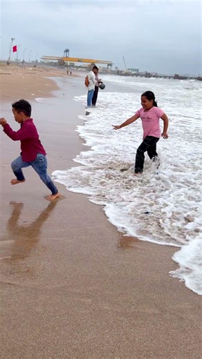 Arhaan perfect escape from sea waves 😜 #shorts #funnyshorts #viralshorts