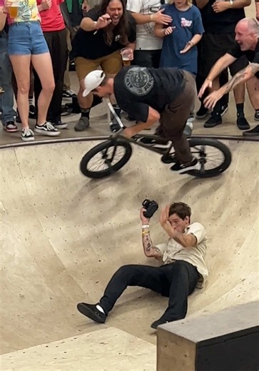 and the crowd goes wild 🗣️ 🗣️ 🗣️ @Reynoldsfiend #bmx #bmxlove #bikelife #bmx
