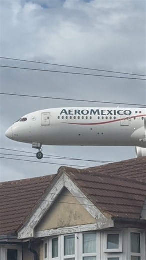 ✈️🇲🇽 Aeromexico Boeing 787 Dreamliner Flying low over houses at Heathrow #aviation #planespotting