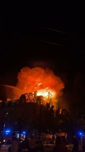 La mairie de Limoges toujours en feu et le campanile, symbole de la ville, s'est effondré