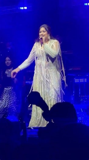 Shreya Ghoshal live in London O2 Arena singing Dhum Tana Na #playbacksinger #indiansinger