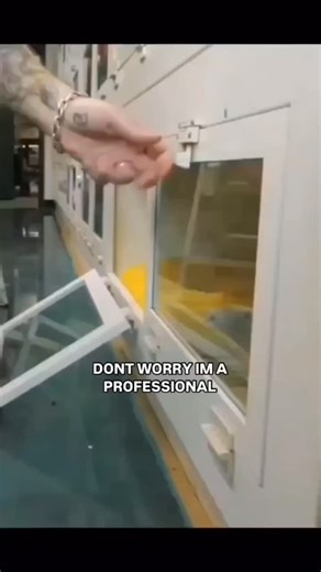 Blooob The Alien on Instagram: "SNAKE JUMP SCARE? ............ #scare #jumpscare #funny #snakes #puppet"