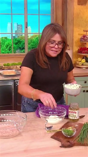 How to Make Buffalo Chicken Chili Cheeseburgers Rachael Ray #rachaelrayshowrecipes #howtocook #foodlovers #homecooking #cookingtips