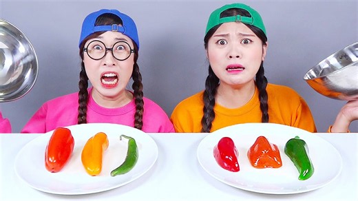 Makanan asli vs tantangan makanan coklat jeli DONA
