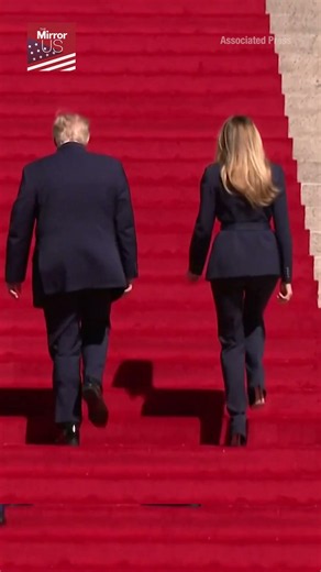 Melania Trump's awkward moment as she refuses to hold Donald Trump's hand