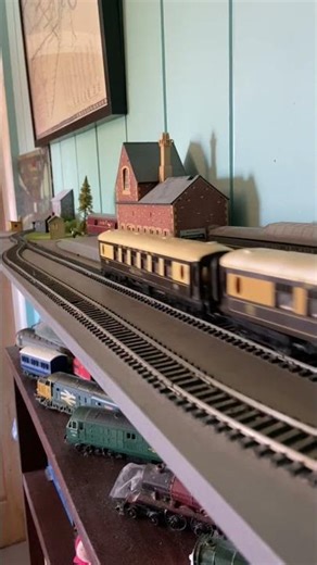 WonterRail - Model Railway: S&DJR No. 24 on the 3 Coach Pullman Train (With 2 New Pullman Coaches)