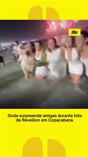 🌊 Um grupo de amigas viveu um momento inesperado durante as comemorações de Réveillon em Copacabana, no Rio de Janeiro. Enquanto entravam no mar para registrar a tradicional foto da virada do ano, uma onda mais forte acabou atingindo o grupo e interrompendo o clique. A cena foi gravada em vídeo e mostra o susto seguido de muitas risadas, transformando o imprevisto em diversão. Apesar do impacto da água, ninguém se feriu e o episódio rapidamente ganhou as redes sociais, arrancando comentários be