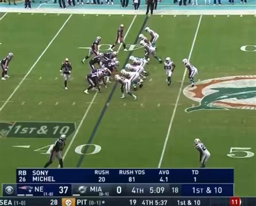 🚨🚨INSANE PLAY🚨🚨Tom Brady was up 37- 0 with 5 minutes left in Week 2 & still audibling into a fade route for the running back is why he was the GREATEST OF ALL-TIME.Then screaming “REX GO TO THE MIDDLE!” like the Super Bowl depended on it.PSYCHO.
