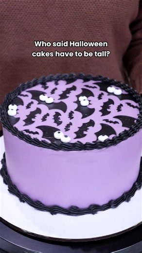 Short Cake Ideas: Elegant Low-Height Cake with Bat Stencil