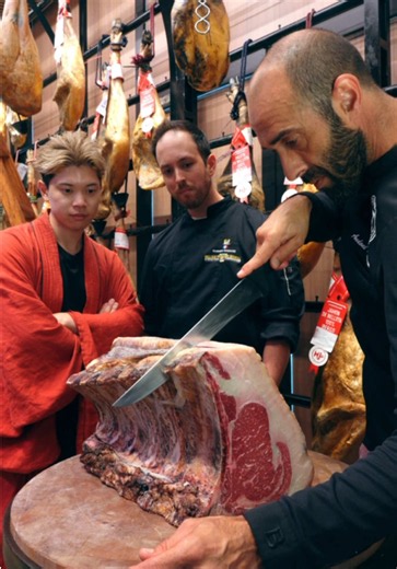 Cut the Aged Meat 🔪✨️ @JIKKO社長 #knifesharpening #JapaneseKnife #craftsmanship #asmr