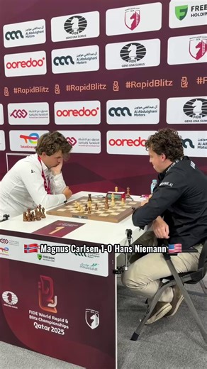 🇳🇴 Magnus Carlsen defeats 🇺🇸 Hans Niemann and moves into the sole lead with just two rounds remaining! #RapidBlitz #Doha | FIDE - International Chess Federation