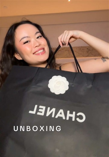 Unboxing tiiiiime @ChanelOfficial 🖤 #unboxing #chanel