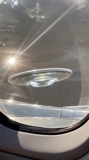 🚨 BREAKING NEWS 🚨Passenger plane reportedly tracked by a UFO 👀✈️🛸Close-range observation… unusual behavior ⚡