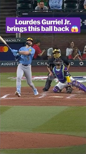 Lourdes Gurriel Jr. gets up to take away a home run 😱