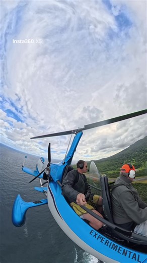 The autogyro can fly and even land safely without engine power, thanks to a mode called autorotation. (This has nothing to do with AI—it’s pure aerodynamics!) When practicing autorotation, always train with a qualified instructor.