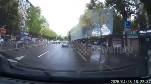 E-scooter crashes into car at U-turn in rainy day in Chongqing, China