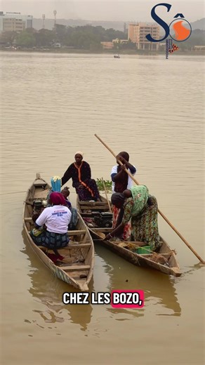 Chez les Bozo, l’eau a ses secrets. Cette communauté magique de pêcheurs ne garde pas ce savoir uniquement pour les hommes. Les femmes, courageuses et habiles, le détiennent tout autant. Elles côtoient le fleuve chaque jour, guidant les filets, maîtrisant les courants, perpétuant un savoir ancestral transmis de génération en génération. Admirez ces dames Bozo : gardiennes de l’eau, héritières de la vie du fleuve. #community #viraltiktok #tiktok #Bozo #PourToi