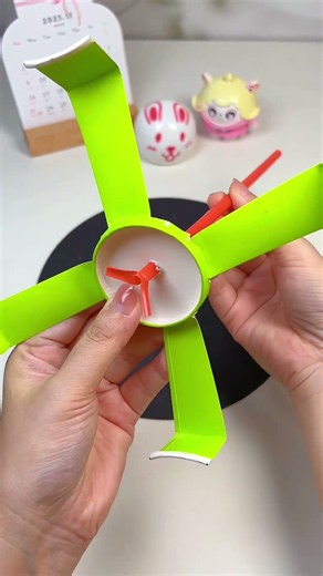 Simple DIY | Make a claw machine grabber using paper cups! #diy #crafts