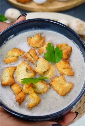 Une soupe crémeuse aux champignons, parfaite pour se réchauffer et se régaler cet automne ! 🍂🤎 Ingrédients pour 2 personnes : \t•\t400 g de champignons de Paris \t•\t1 oignon \t•\t2 gousses d’ail \t•\t1 pomme de terre moyenne \t•\t15 cl de crème fraîche \t•\t20 g de beurre \t•\t1 filet d’huile d’olive \t•\t500 ml d’eau (à ajuster selon la texture souhaitée) \t•\tépices #soupe #automne #champignons #recettefacile #foodtok