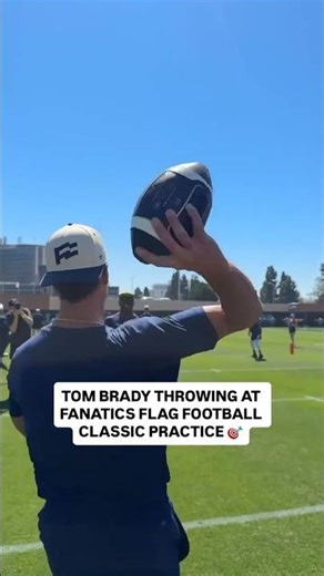 'Oh look at that, nice pass' 🤝😅 Tom Brady and Gronk back on the field together 🔥