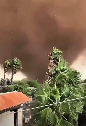🌪️ TERRIFYING TORNADO RIPS THROUGH SICILY! 🇮🇹 Homes Damaged & Cars Overturned