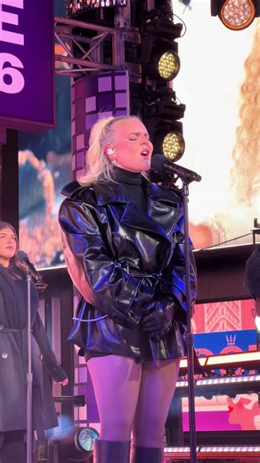 Dance for me, dance for me 💃 @Tones And I performing LIVE for #NewYearsEve in #TimesSquare