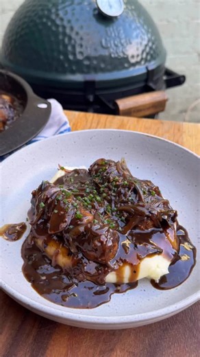 Brin Pirathapan on Instagram: "🍲 Sausage and Stout Stew on my @biggreenegguk MiniMax | AD Serves 3 Ingredients * Onions - 4 * Garlic cloves - 4 * Szechuan peppercorns - 1 tbsp * Olive oil * Sausages - 6 * Thyme - bunch * Bay leaf - 1 * Guinness - 440ml * Brown sugar - 1 tbsp * Worcestershire sauce - 1 tsp * Beef stock - 1 litre * Cornflour - 2 tbsp * To serve - mashed potato and chopped chives. 1. Heat up your Big Green Egg to approximately 200°C. 2. Thinly slice the onions and finely dice your