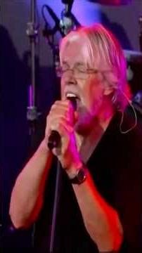 Bob Seger sings his iconic song Hollywood Nights pt1