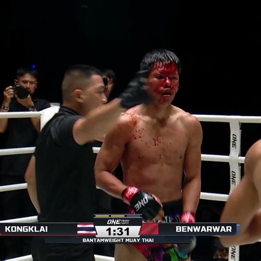 WARRIOR'S HEART ❤️‍🔥 Adam Benwarwar rallies back from two knockdowns to stop Kongklai!