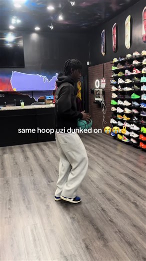 bara (@usernotfuondoverhere)’s video of uzi