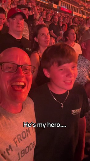 Foo Fighters live in Nashville sing-along — he’s my hero
