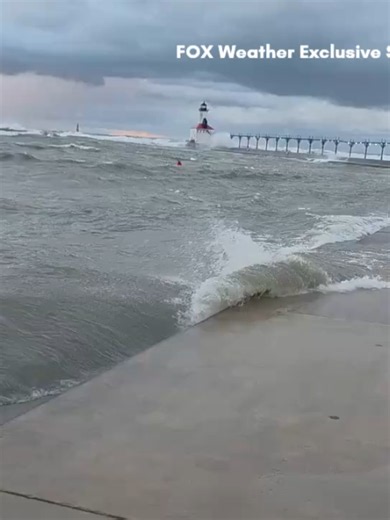 LAKE MICHIGAN RAGE 🌊: Massive waves crashed along Lake Michigan on Saturday evening, creating a dramatic display of nature’s power. Video shows wave after wave pounding the shoreline. #LakeMichigan #us #waves #foxweather
