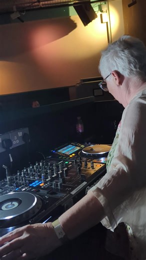 Are you a DJ? Would you like to join me on stage in London on 4th July? Don't forget to submit your videos before 30th April! Post a video of you DJing with the hashtag #DJwithCrazyAuntieAnn and don't forget to tag me so I can find you 🤗