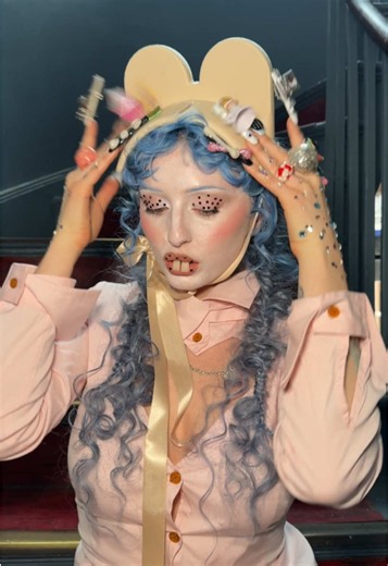 Ashnikko Trinkets — Smoochiversary ‘Trinket Girl’ Explained