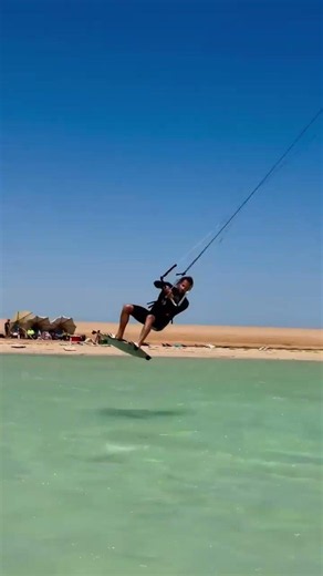 Wilco Stolzenbach in action. Kite freestyle in the Red Sea. @WilcoStolzenbach 📷 🌐 isurf.it #windsurf