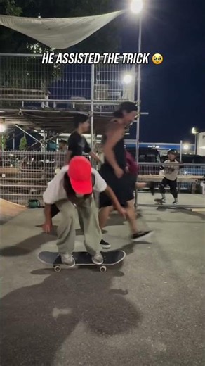 This act of kindness from a stranger made the kid's day. 🥹 📹 IG: coa_roi_sk8 #Olympics