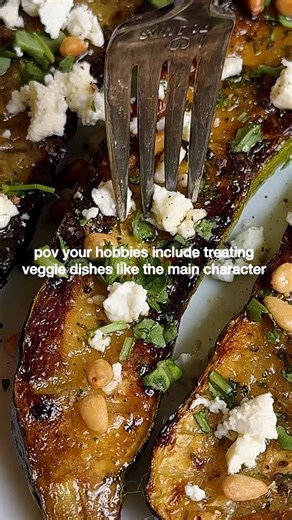 HONEY-GARLIC BUTTER ZUCCHINI! One of my most viral recipes from 2025 ✨It literally melts in your mouth!! Tender zucchini coated in a delicious honey-garlic butter plus some greens, crunch & goat cheese 👊 • 3-4 medium zucchini Salt Olive oil • For the butter: 3 tbsp unsalted butter, softened 1 tbsp olive oil 1 tbsp honey 1/2 tsp salt 2 tbsp parsley 3 cloves minced garlic Pepper to taste • For the toppings/ 1/4 cup chopped arugula 3 tbsp crumbled goat cheese 2 tbsp toasted pine nuts • 1️⃣Preheat 