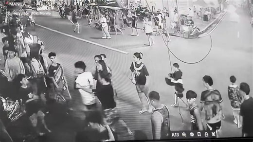 (Babala: Karahasan) Kritikal ang kondisyon ng lalaking sinaksak ng isang menor de edad sa rumble na nangyari sa Bgy. 201, Tondo, Manila, Lunes ng gabi, December 15, 2025. Ayon sa inisyal na imbestigasyo ng awtoridad, sinubukan lang umano awatin ng biktima ang dalawang grupo ng kabataan na nagrambulan habang ipinuprusisyon ang Nazareno sa kanilang barangay. | #SelfiePatrol ni Eon Sanchez | ABS-CBN News