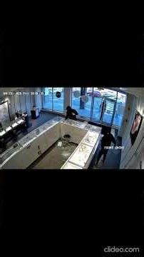 Masked Trio Pulls Off Brazen Daylight Jewelry Heist #breakingnews #jewelleryheist