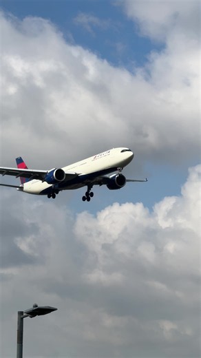 Delta Airlines Sirbus A330-900neo (N424DX) operating flight DL22 from Orlando (MCO), landing at London Heathrow Airport. @Heathrow Airport @delta #airplane #planespotting #aviation #planespotter #avgeek