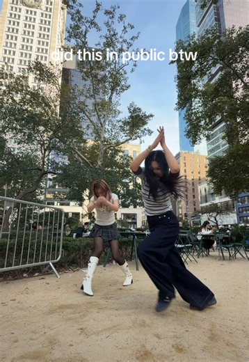 IM CRYINGGGG who else’s fyp looks like this because chinese TV is literally so funny sometimes WHO MADE UP THESE MOVES @duckie 🎀 #shanshenbu #chinese #chinesedance #dance #meme