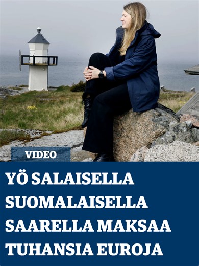 Serena Koivurinta soittaa Targan torvea. Merisumu on nielaissut saariston maamerkit, mutta edessä näkyy aalto. Joku on mennyt tästä juuri veneellä, joten on parempi antaa kuulua, että muitakin kulkijoita on liikenteessä. Koivurinta on noutanut meidät veneen kyytiin Krokin venerannasta Nauvosta, eikä matka Fagerholman saarelle kestä montaa minuuttia. Fagerholm piirtyy esiin maisemasta vasta laituria lähestyttäessä. Kyltit kertovat, että tänne on asiattomilta pääsy kielletty. Fagerholm on Suomen a