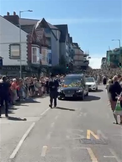 Emotional scenes as thousands of fans lined the streets to applaud and pay tribute as Bonnie Tyler’s cortege returned to her Welsh home ahead of her funeral on Monday 💔👏 #liverpoolecho