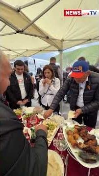 Փաշինյանը՝ ձեռքով, Ավանեսյանը՝ դանակ–պատառաքաղով. ինչպես են խորոված ու խաշլամա ուտում
