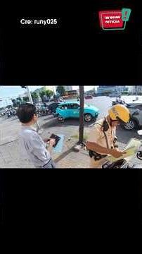 Traffic police officer clears the way for woman in labor whose water broke: #shorts
