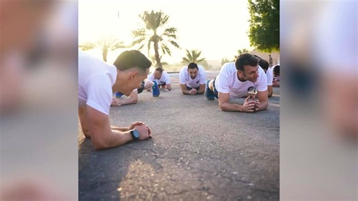 Abu Dhabi: Quand Macron fait des pompes et du gainage avec... Tibo InShape