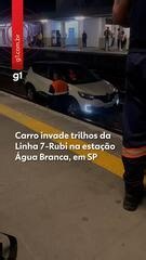 Carro invade trilhos da Linha 7-Rubi na estação Água Branca, em SP