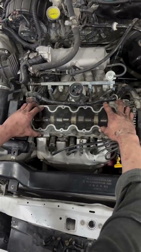 Inside a Running Engine: Transparent Valve Cover Revealed! #mechanic #mechaniclife #tools #diy